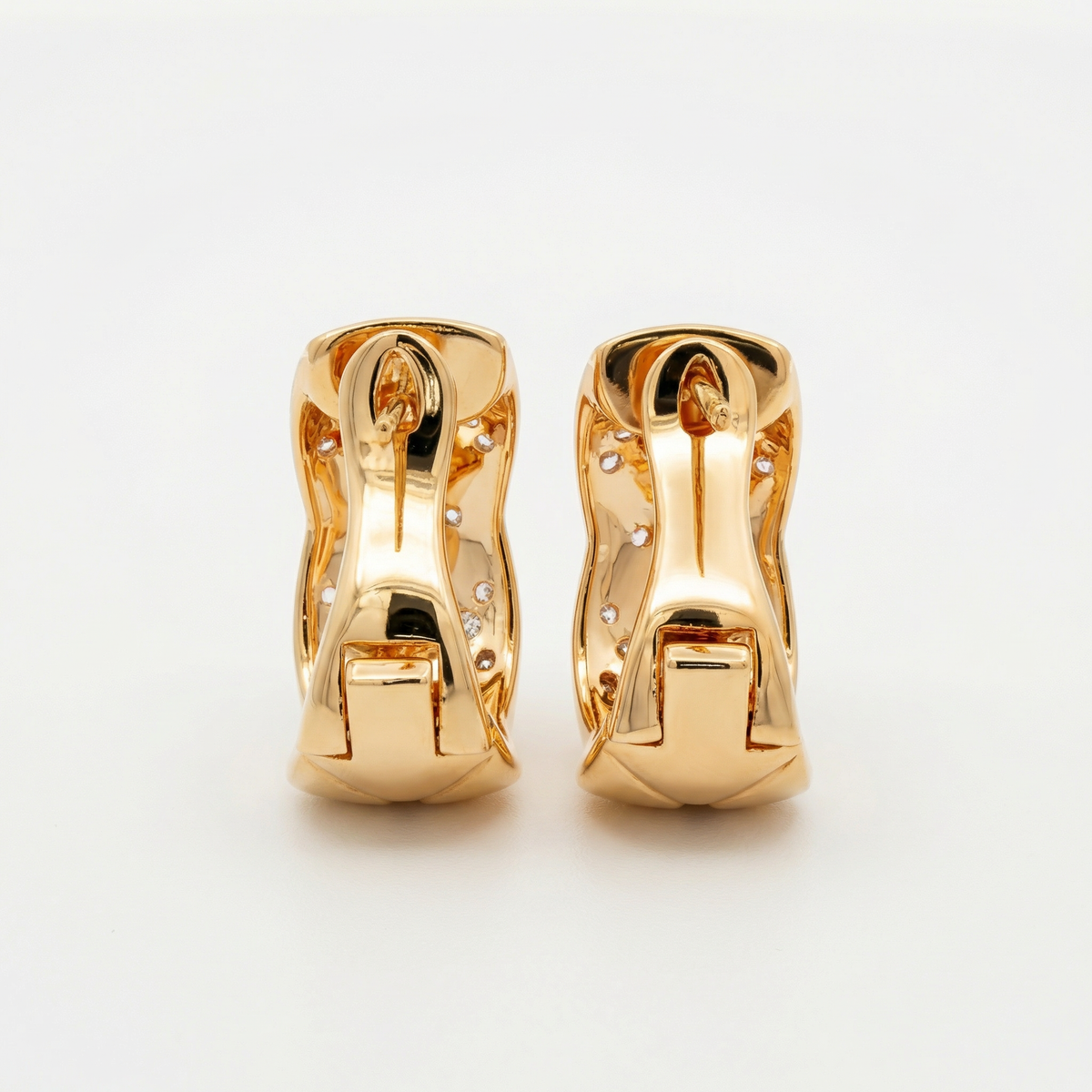 Crush Earrings with White Round Stone – on Yellow Gold