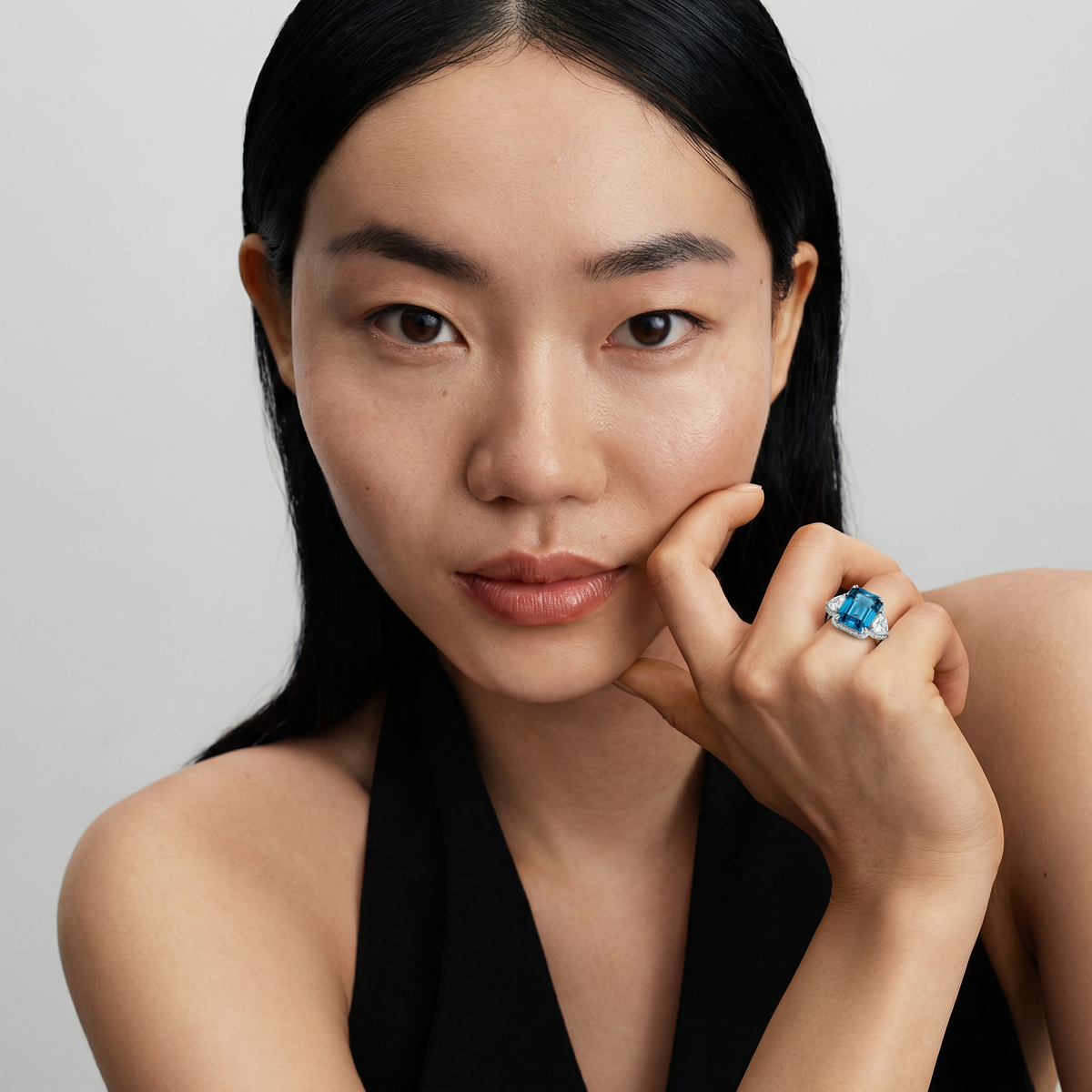 Queens Radiant Ring with Blue Round Stone – on White Gold