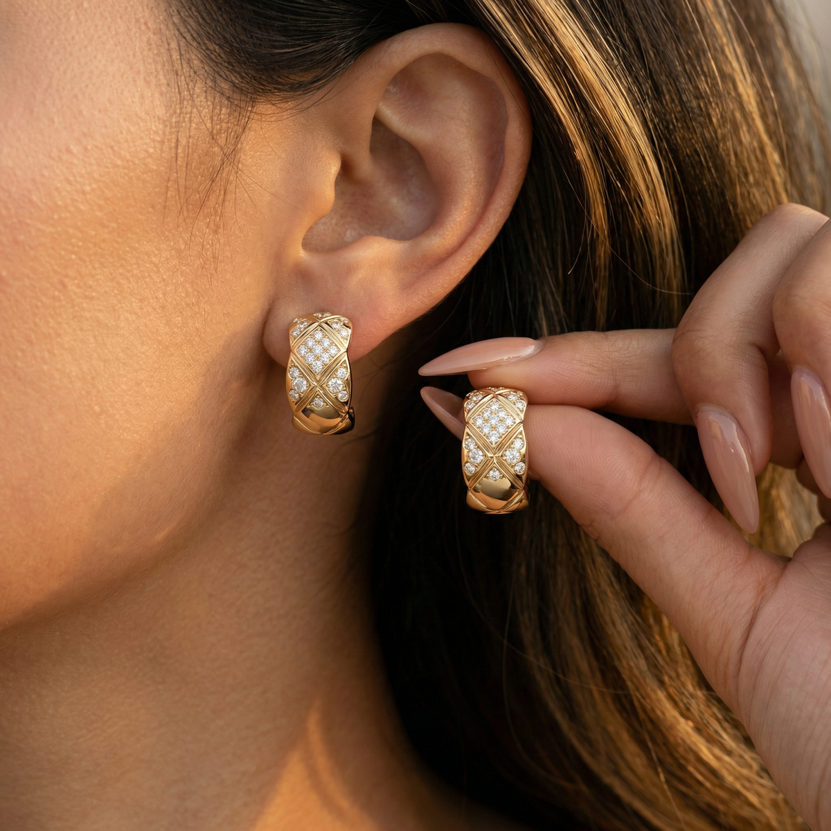 Crush Earrings with White Round Stone – on Yellow Gold