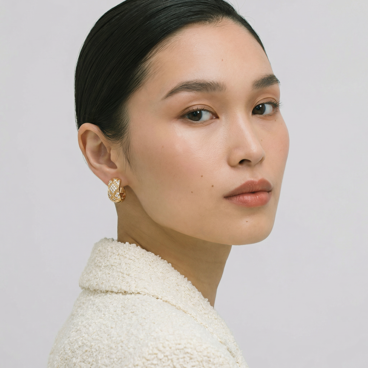 Crush Earrings with White Round Stone – on Yellow Gold