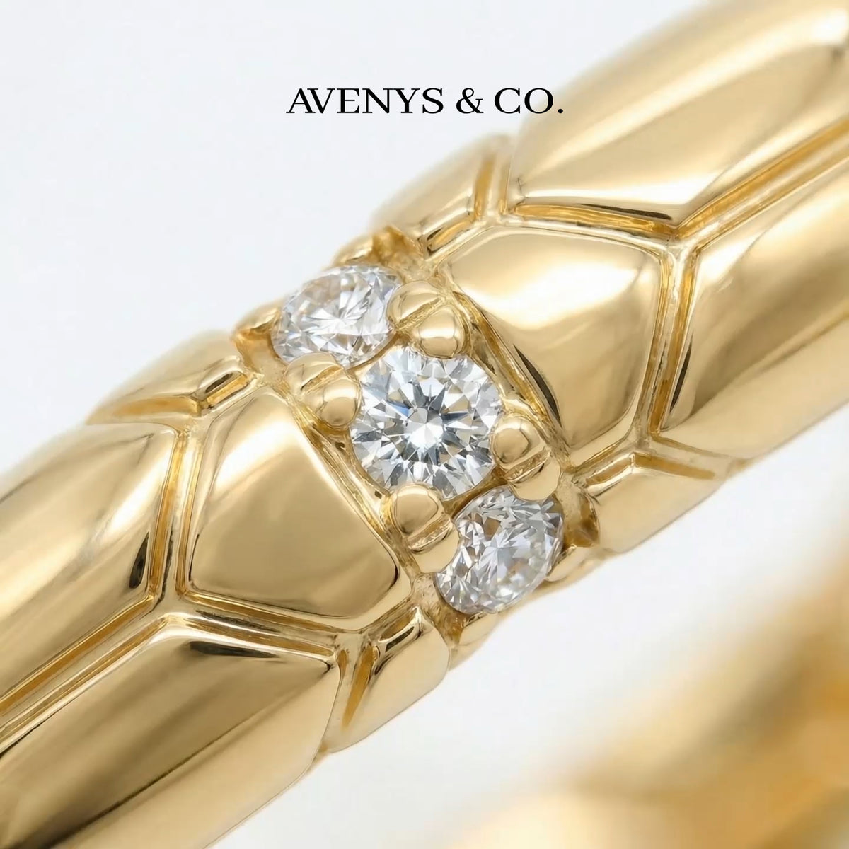 Dune Ring with White Round Stone – on Yellow Gold