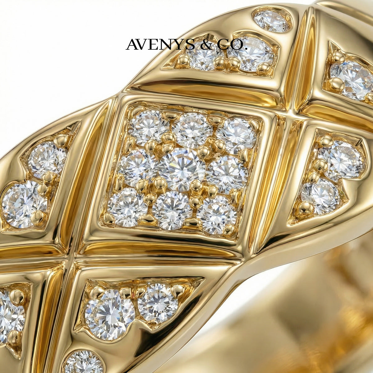 Crush Classic Ring with White Round Stone – on Yellow Gold