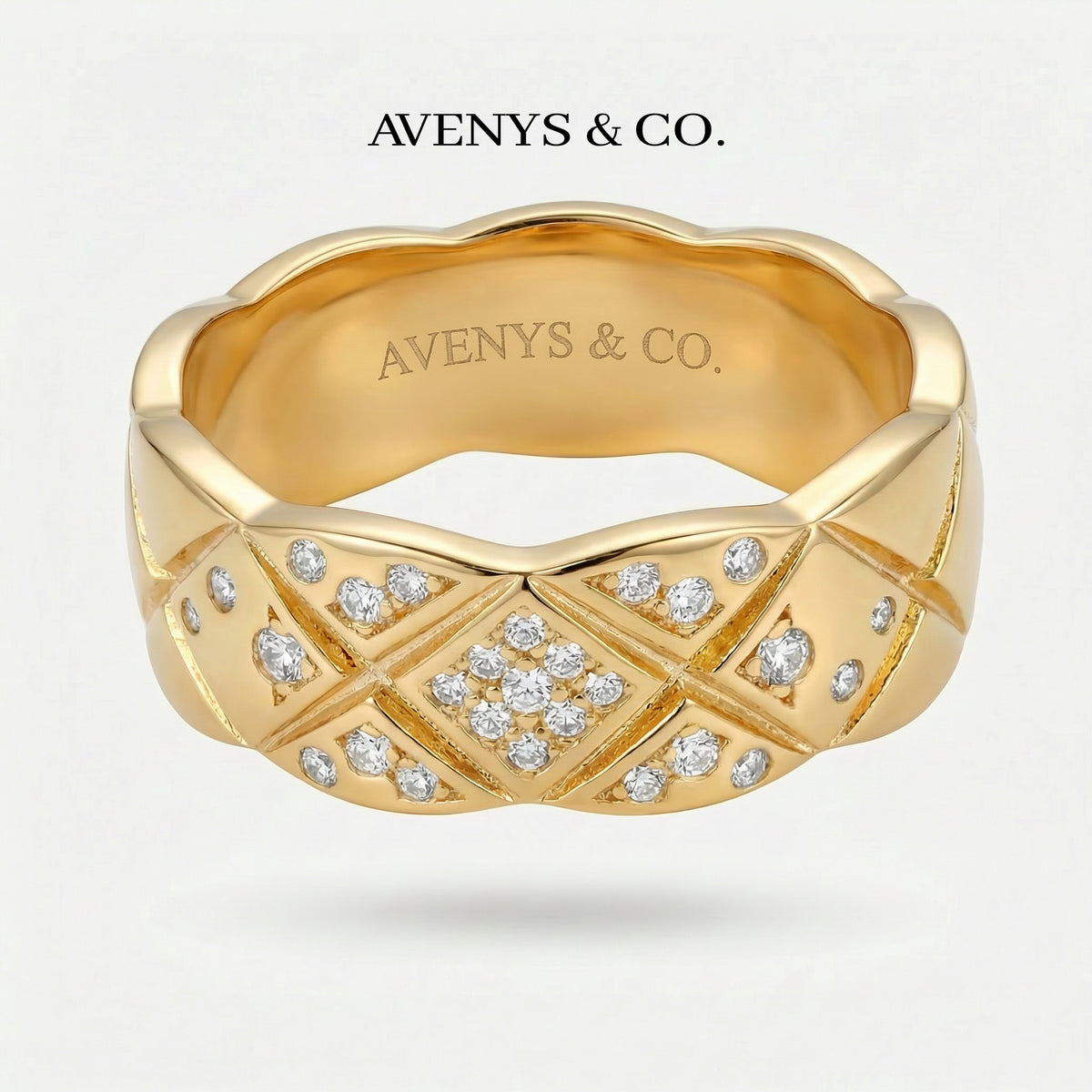 Crush Classic Ring with White Round Stone – on Yellow Gold