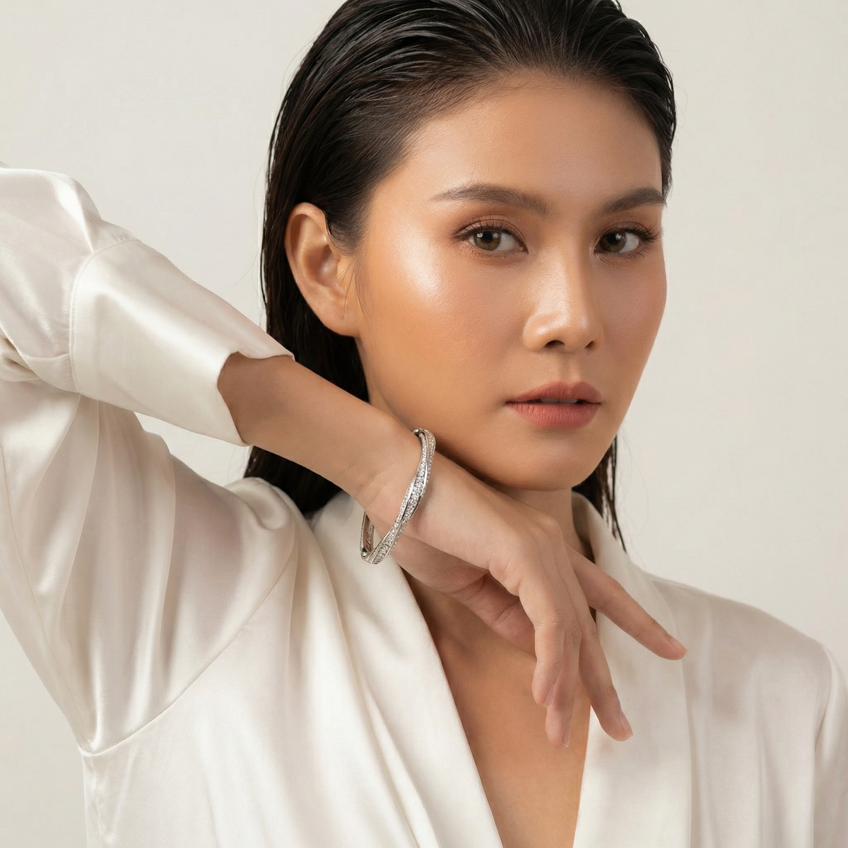 Spiral Bangle with White Round Stone – on White Gold