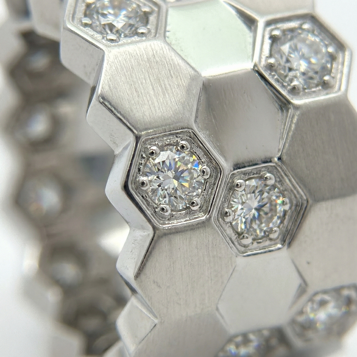 Honeycomb Necklace with White Round Stone – on White Gold