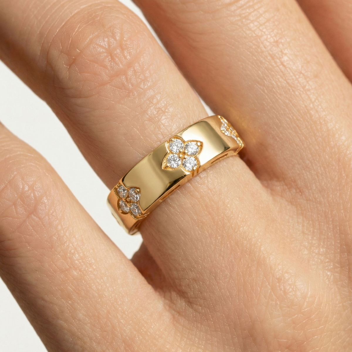 Quatrefoil Ring with White Round Stone – on Yellow Gold