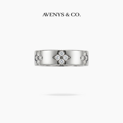 Quatrefoil Ring with White Round Stone on White Gold – front view
