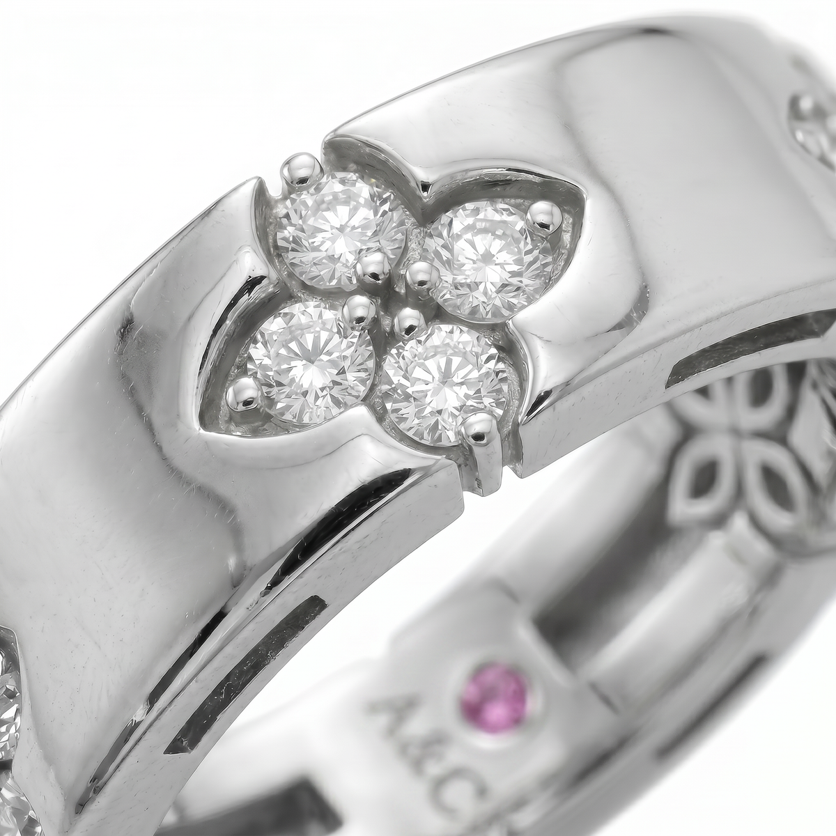 Quatrefoil Ring with White Round Stone on White Gold – close-up